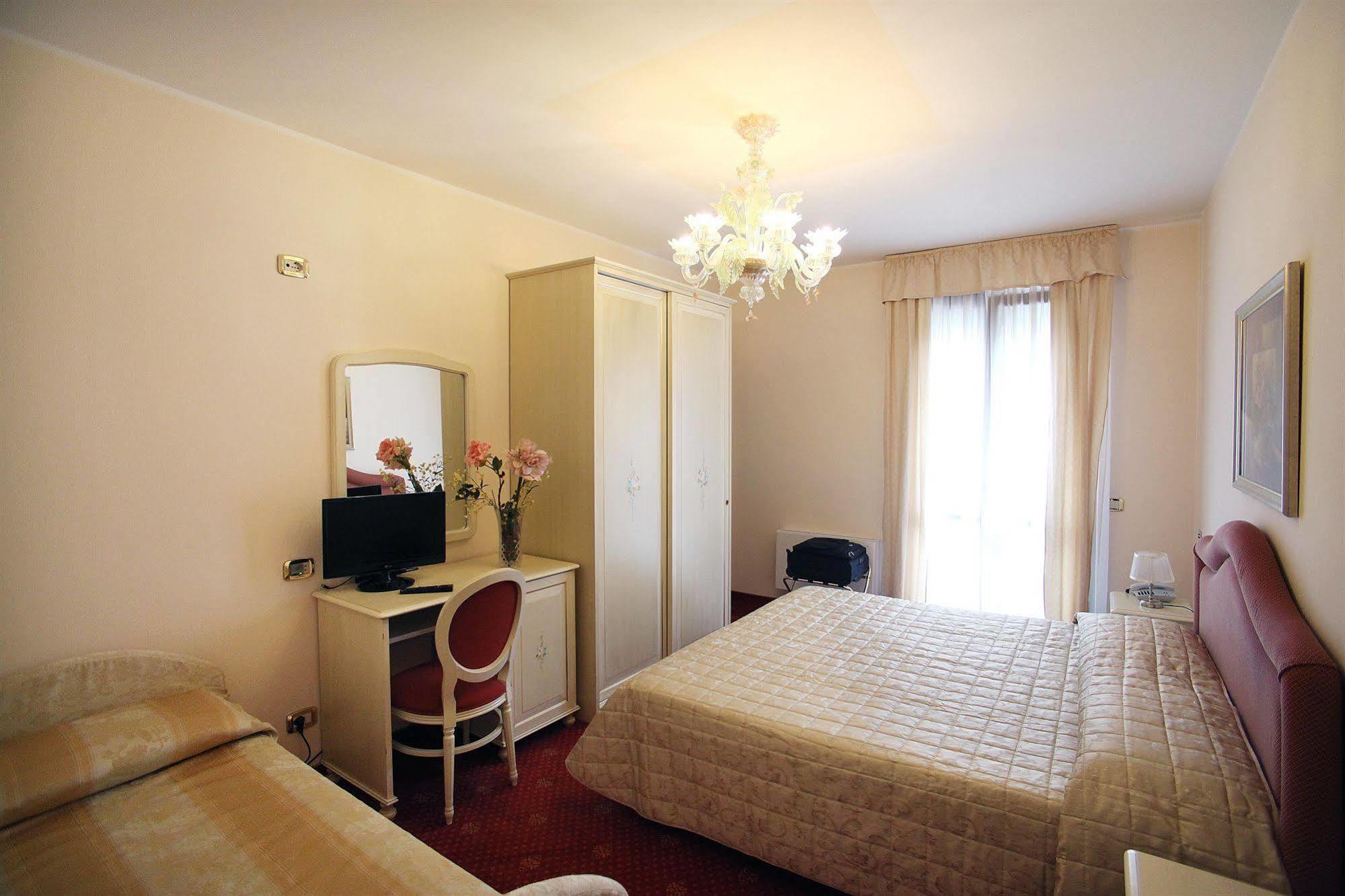 Nice Hotel Mestre Bagian luar foto