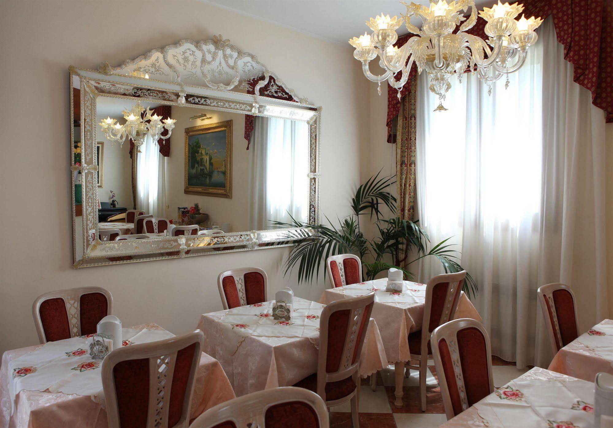 Nice Hotel Mestre Bagian luar foto