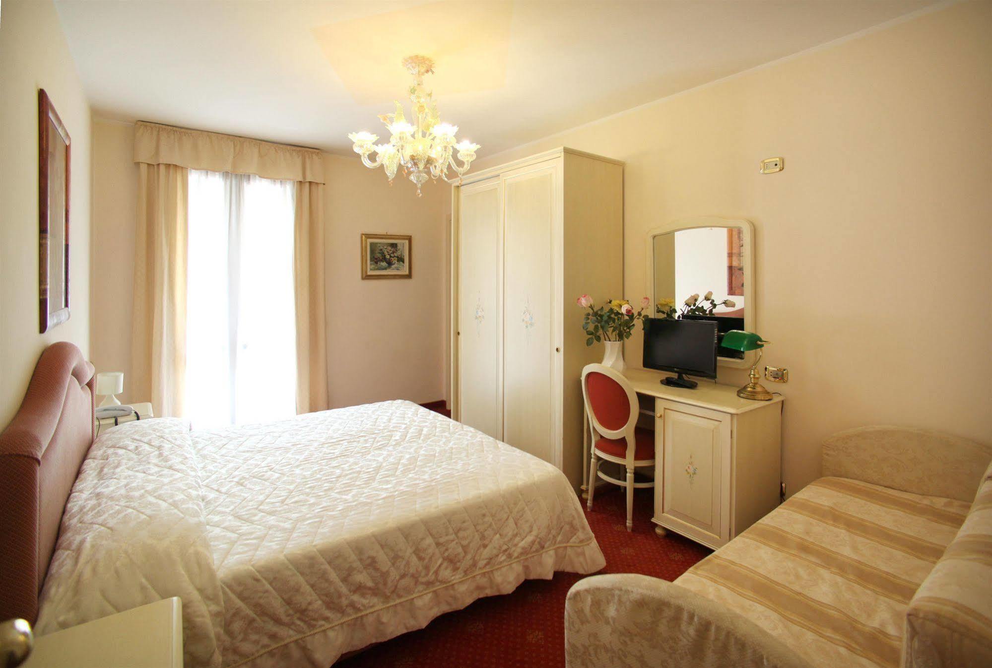 Nice Hotel Mestre Bagian luar foto