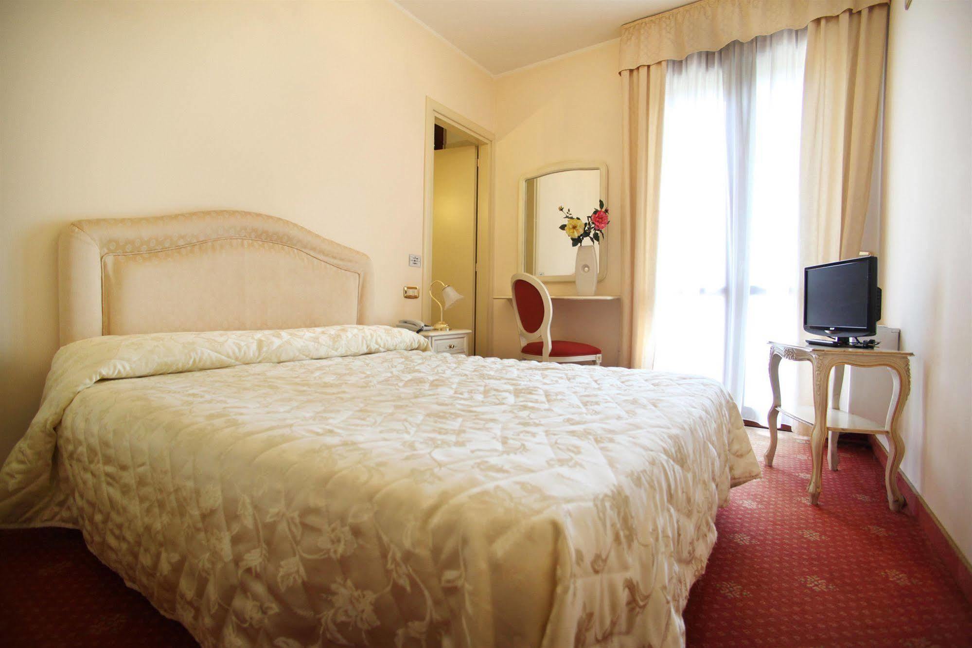 Nice Hotel Mestre Bagian luar foto
